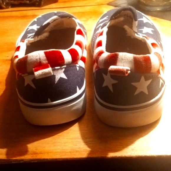 Kids old Navy Slip on sneakers. Size11 excellent condition Red white & blue - Picture 3 of 3